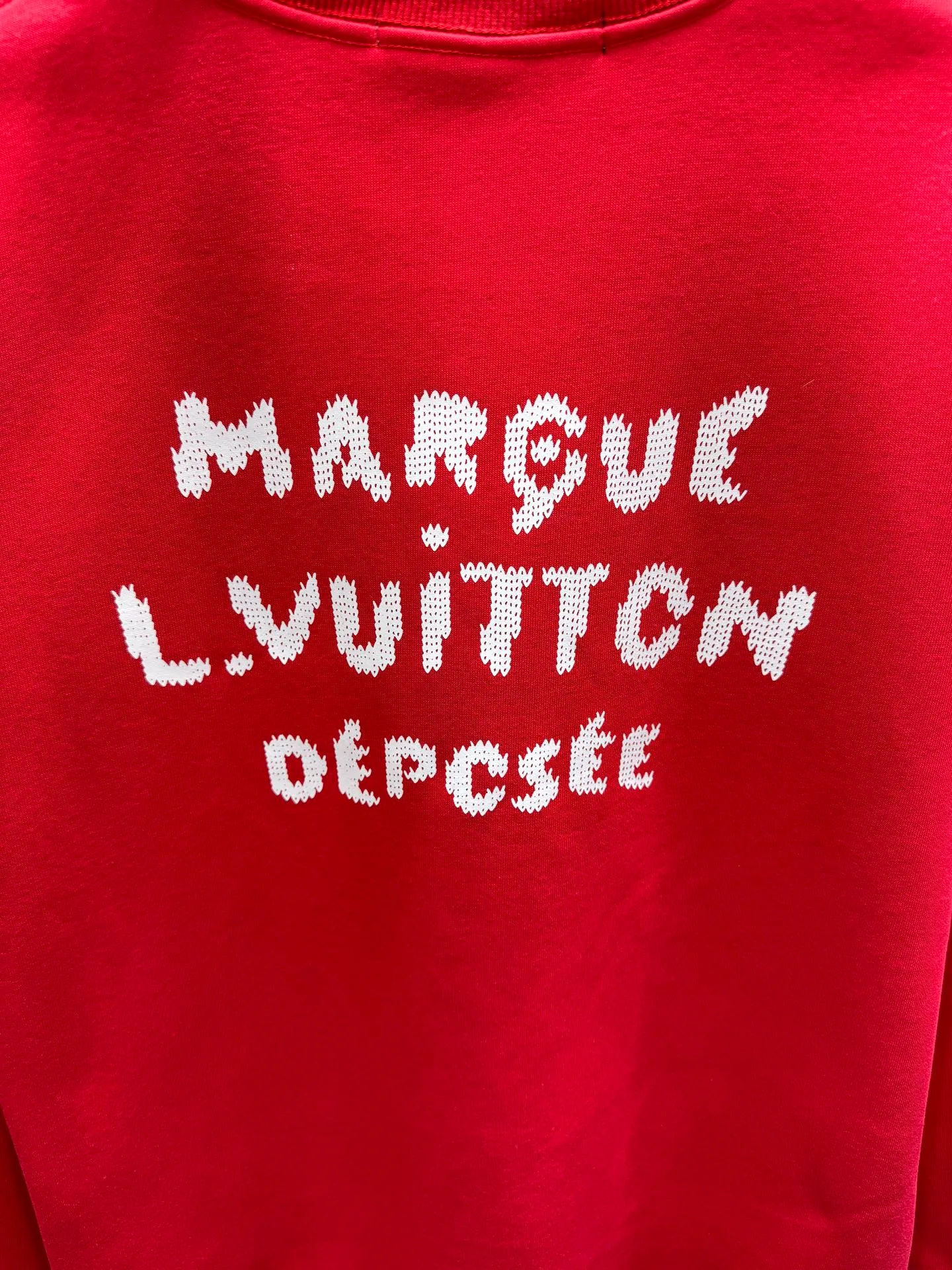 🅿️250 🀄️ Louis Vuitton Louis Vuitton 2025 Autumn and Winter 🆕Vu*tt*n Marque L printed identification pullover sweatshirt 400g pure cotton ➕ silver fox velvet Made of soft cotton fabric, comfortable and breathable "MARQUE L.VUITTON DEPOSEE" printing on the front, simple and elegant, full of brand sense, loose round neck design It's OK to wear alone or layered in spring and autumn. The gray color is versatile and very fashionable when paired or matched. It belongs to the V SS26 series. It is practical and has a sense of design. It is a must-have item for luxury casual wear. A new concept that breaks out of the cocoon. Streamlined fashion. Luxurious quality achieves the status of high fashion.